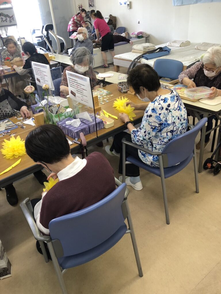 オールウェイ東山店で行った花飾り作り1